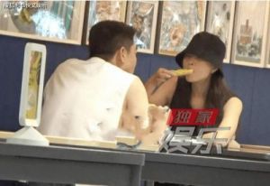 44岁殷桃与男友约会被拍！伴侣长相普通却不失魅力，两人公开约会场面温馨不俗气