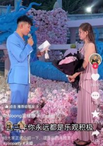 长相出众，7次拒绝土豪求婚，40岁低调结婚，幸福被宠成宝