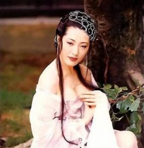 一生只演了两部性感影片，至今仍被称为“亚洲性感”，其中一部为《金瓶梅》