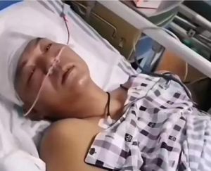 32岁网红云南阿奎殡葬！遗孀不能送遭陌生人求婚，墓碑雕龙超过2米