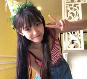  当年的“剪刀手女孩”，富豪许诺等她10年，如今又过的如何？