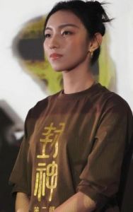 高考改变命运？那尔那茜事件揭示教育不公，艺人背景引发争议