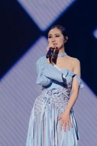 杨千嬅30周年音乐旅程新歌《Live MY Life》发布，致敬歌迷包括生命的感悟